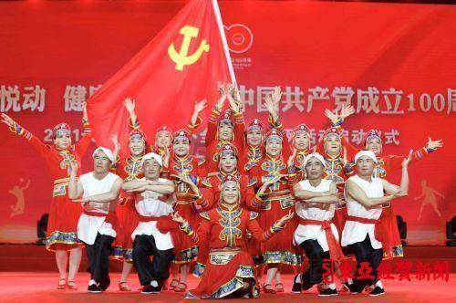 有惊无险！滑雪时遭后方“小土豆”穿裆过人，男子一下子懵了